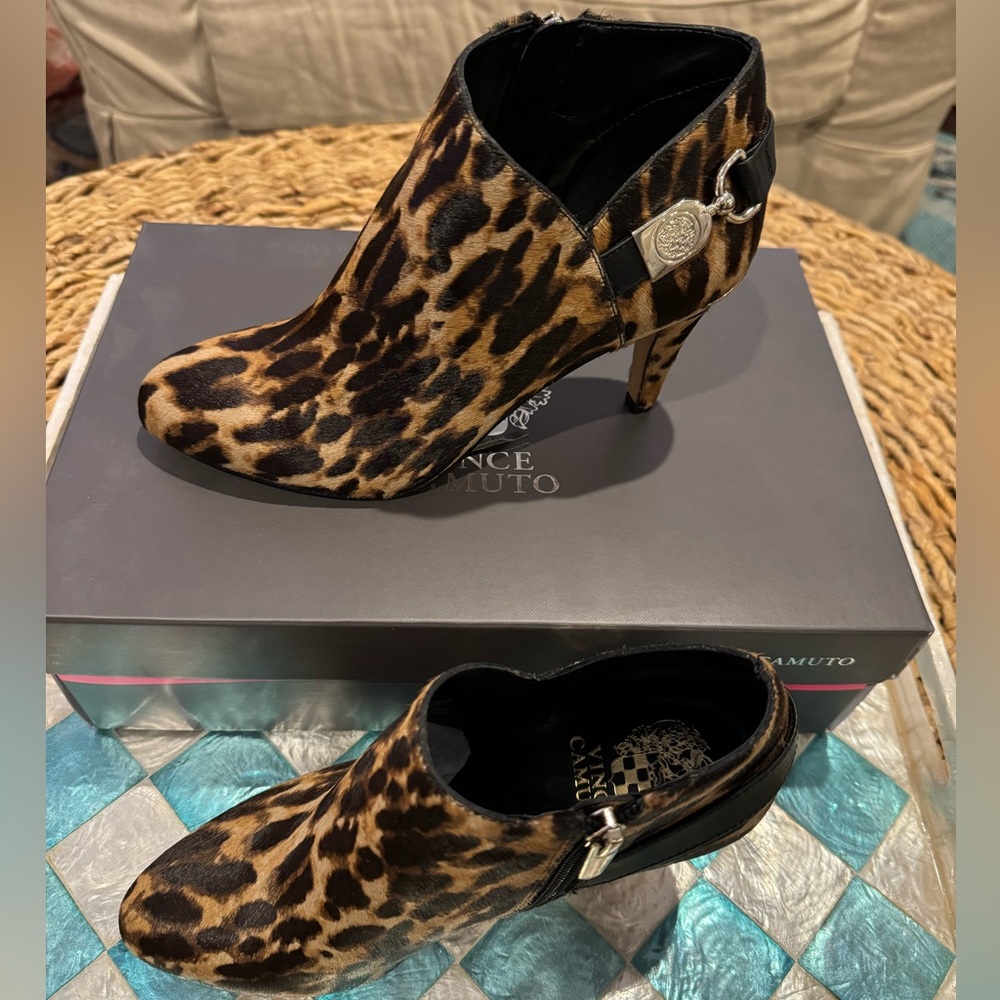Gorgeous Vince Camuto Booties in Hair Calf Size 6 1/2 Absolutely beautiful!! 🤩